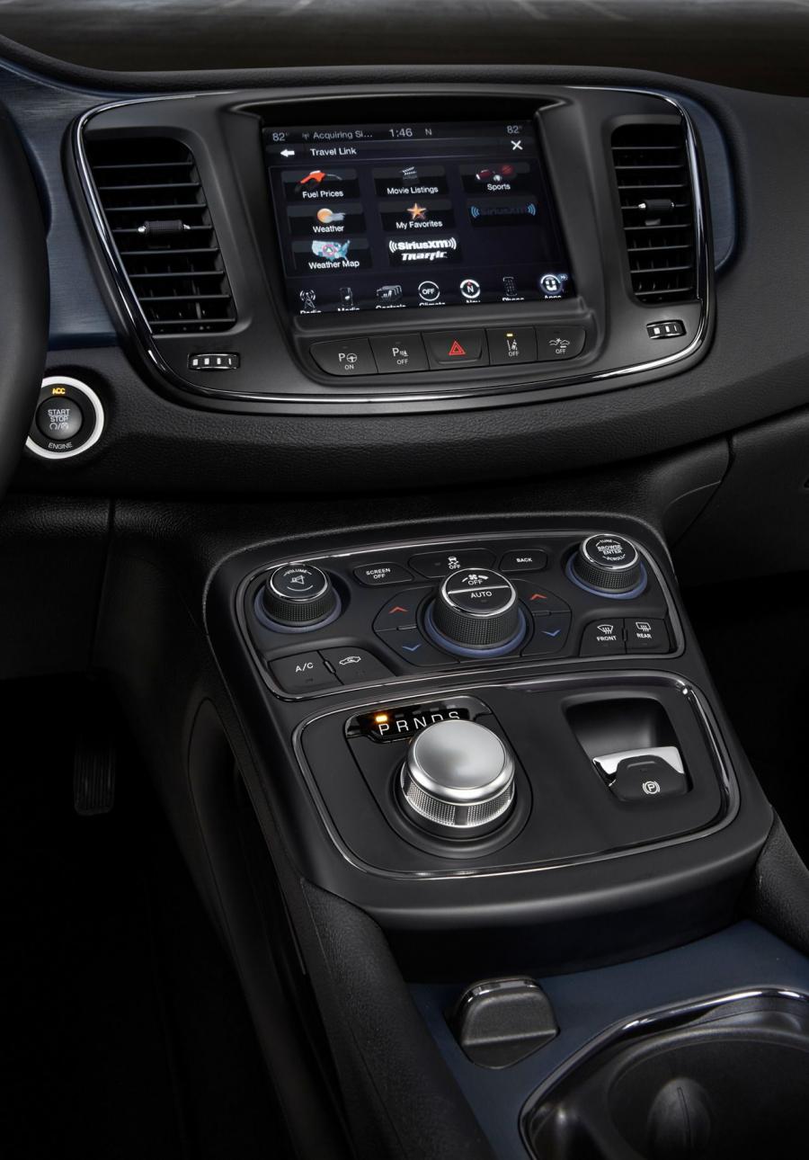  Chrysler 200 2015 года  (фото 35 из 207)